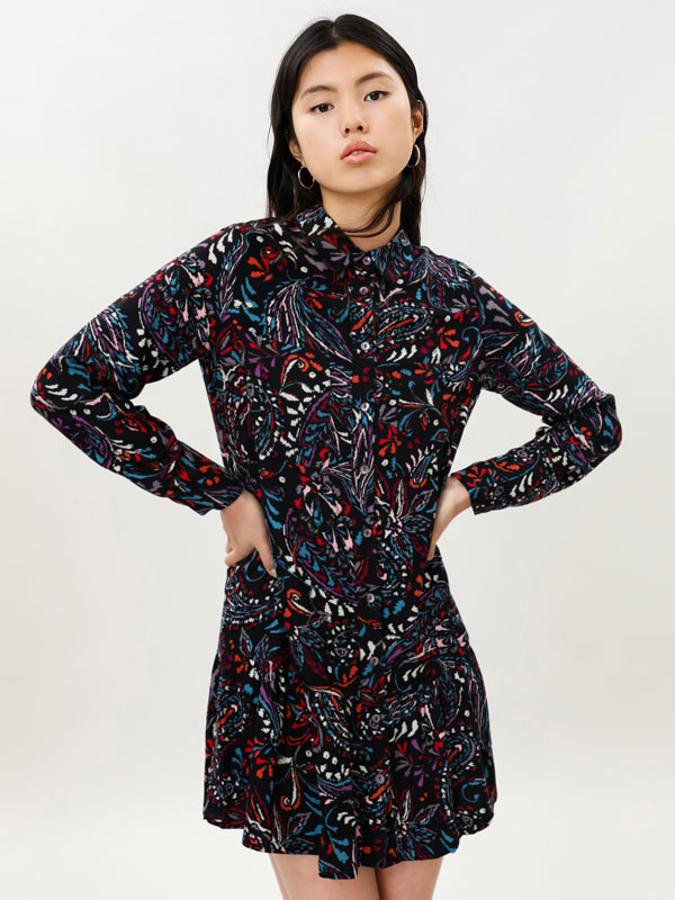 Cuello camisero, bolsillos delanteros y falda con volante en el bajo para aportar volumen para este vestido negro con estampado paisley de Lefties que podemos comprar por 12,99 euros. 