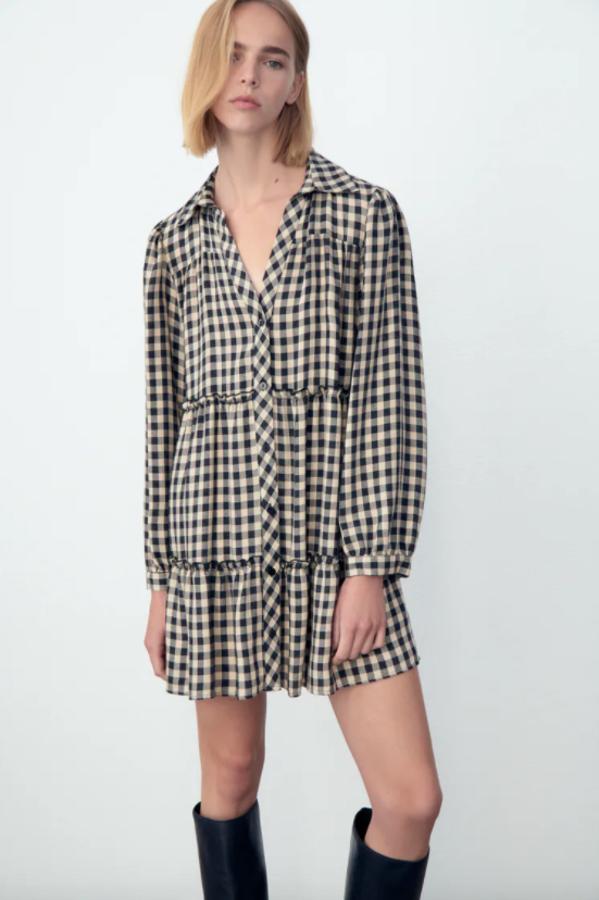 Uno de nuestros favoritos es este vestido corto con estampado de cuadros negros sobre fondo crema que podemos encontrar en Zara. Con cuello de solapa, escote d épico y detalle de volantes, tiene un precio de 29,95 euros. 