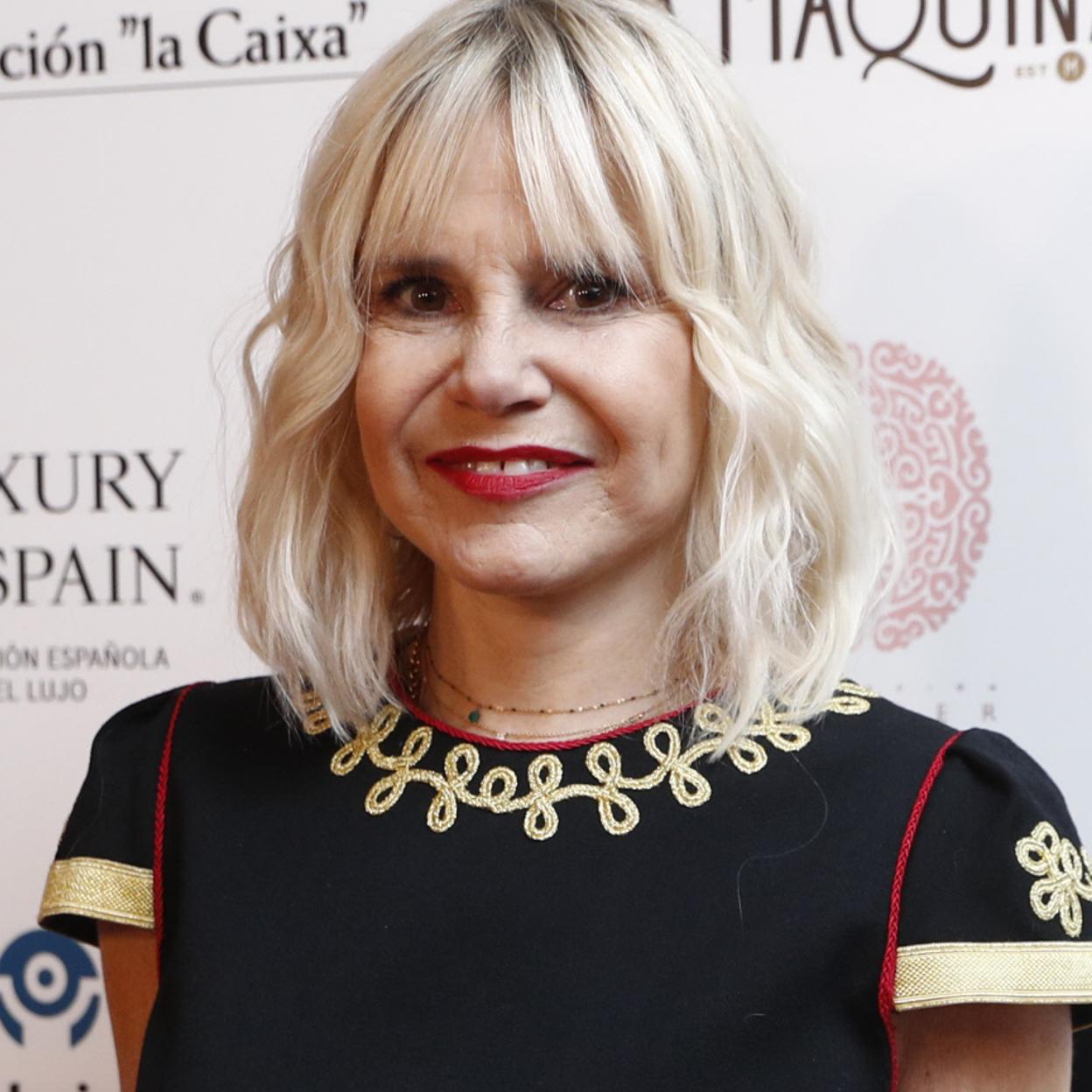 Pincha en la imagen para ver las camisas y blusas de Mango y Zara y consigue un look impecable sin complicaciones para tu cena de empresa.