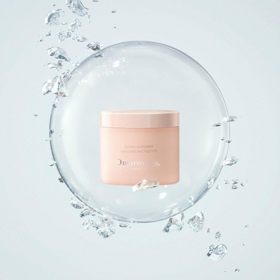 De nada sirve aplicarse la crema más cara si antes no has hecho los deberes. Desmaquillarse mañana y noche no es un capricho, es básico para tener una piel bonita. “Pero hay que evitar el agua muy caliente o muy fría, frotar y abusar de las toallitas limpiadoras”, señala la farmacéutica Rocío Escalante.