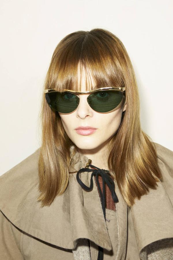 Es uno de los mayores quebraderos de cabeza, pero si le prestas atención verás resultados. “Usa un champú adecuado, ponte mascarilla dos veces por semana, cepilla el pelo antes de lavarlo y corta las puntas regularmente”, aconseja el estilista Eduardo Sánchez.