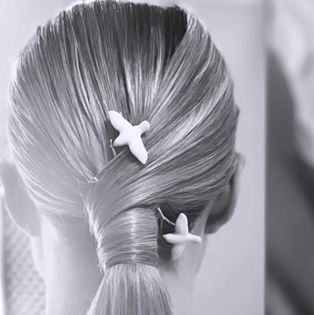 Imagen principal - Recogido pulido y labios en rojo intenso: el look de belleza de Anne Igartiburu para las campanadas