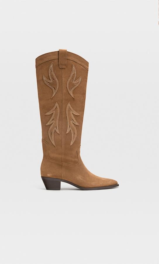 Botas marrones de ante (69,99 euros).