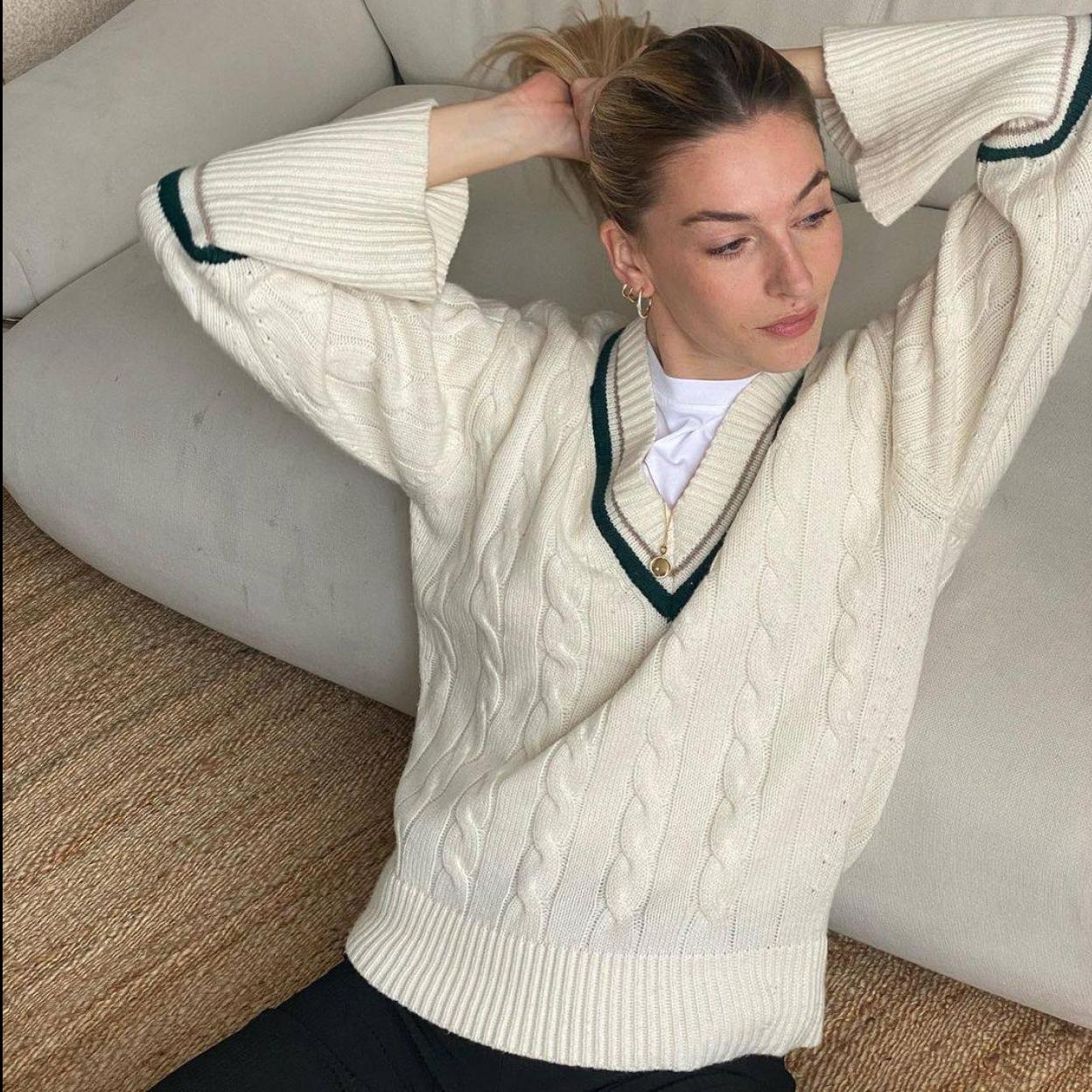 Pincha en la imagen para ver La última tendencia en punto son los jerséis con cuello cremallera, perfectos para tus looks con pantalones