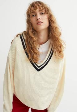 Imagen secundaria 2 - El clásico jersey de cricket con cuello v es lo más elegante que puedes llevar con vaqueros, leggings o faldas, según las influencers parisinas