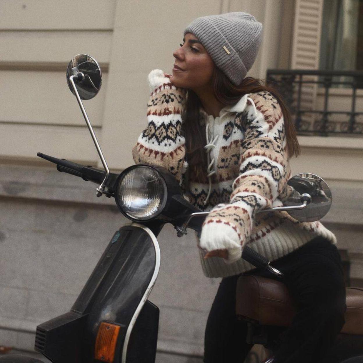 Pincha en la foto para ver accesorios multicolor, la opción perfecta para que tus looks con abrigo negro no sean aburridos