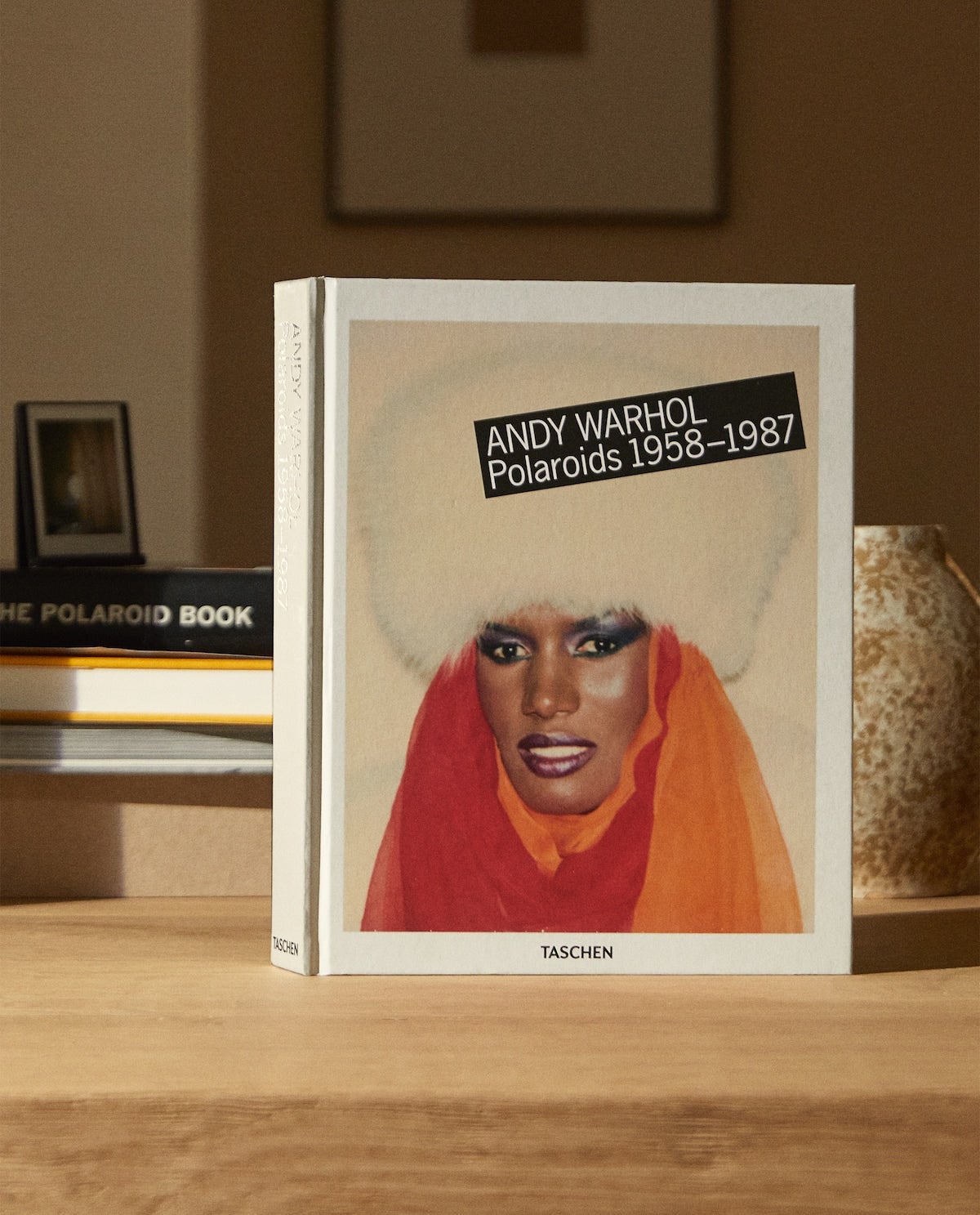 El gusto por lo vintage nos lleva a encapricharnos de este libro de fotografías Polaroid de Andy Warhol, icono de la cultura pop, que cuesta 39.99 euros en Zara Home.