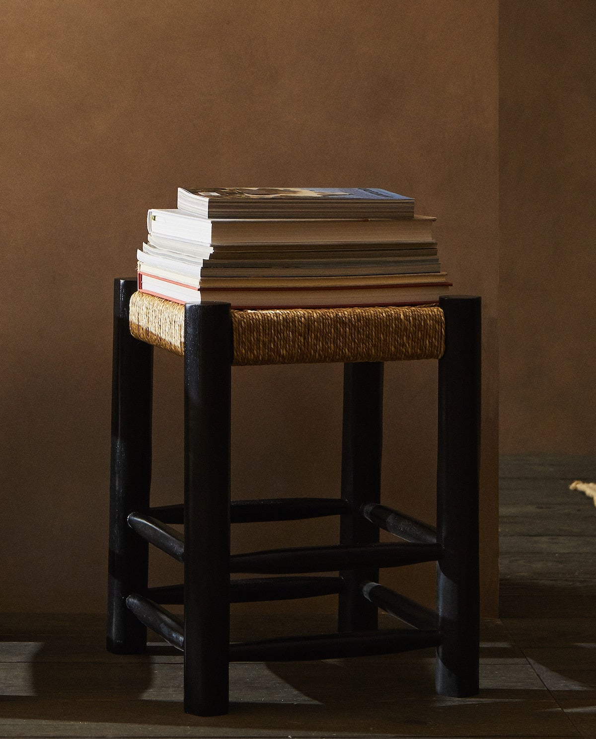 El estilo rústico y los materiales naturales volverán a ser protagonistas de las tendencias en 2022. Este taburete de madera pintada y yute cuesta 99.99 euros.