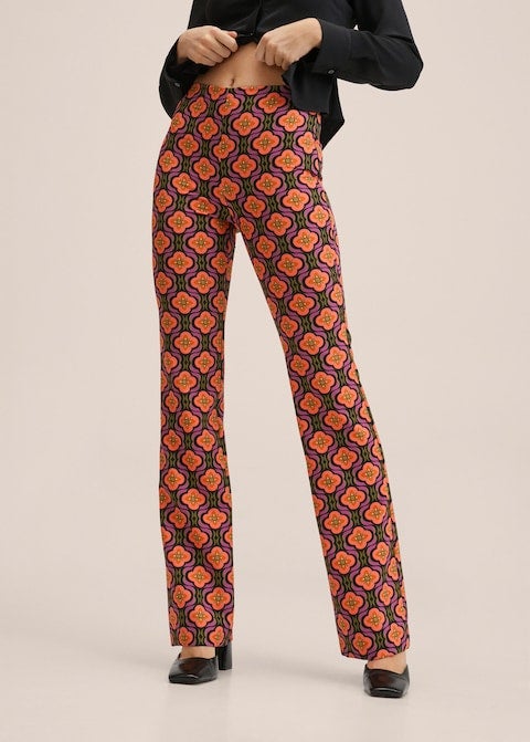 Con estampado de ondas o de flores, en tonos rosas o naranjas, estos pantalones de diseño recto retro, tiro alto y cintura elástica cuestan 39,99 euros. 