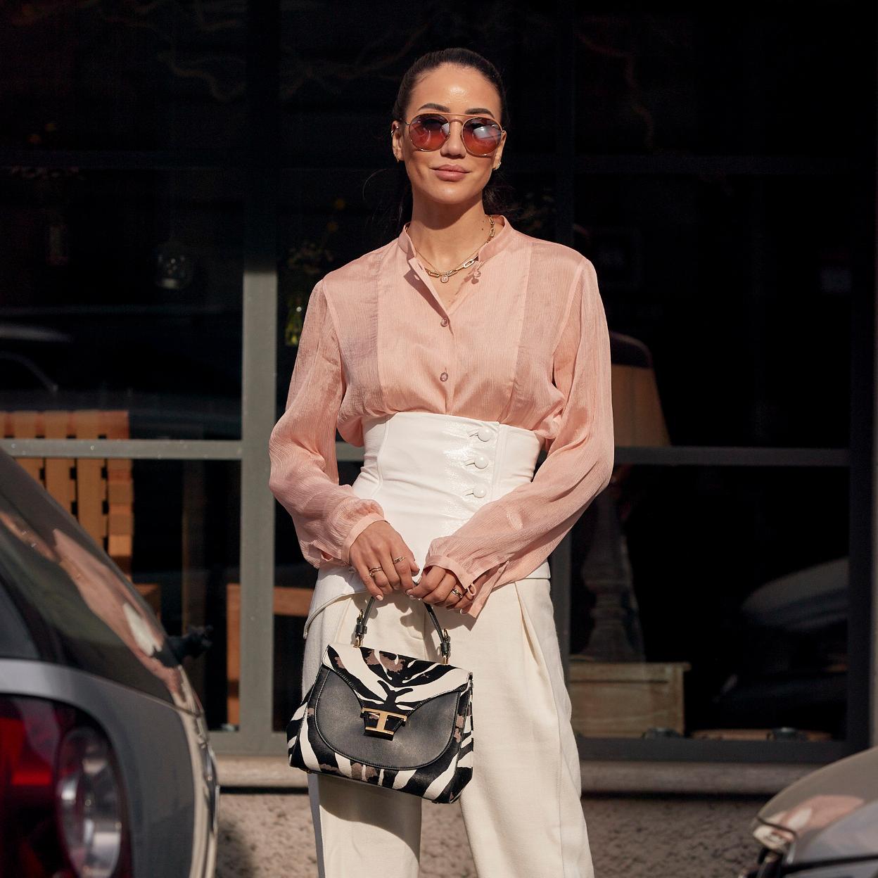 Pon una camisa rosa en tu armario y asegúrate un look de diario infalible con tus vaqueros favoritos