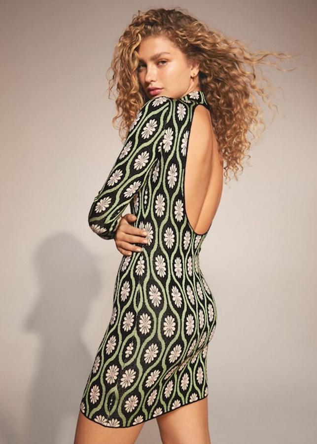 En tonos verdes con margaritas blancas, abertura en la espalda y diseño corto recto, este vestido de algodón confeccionado en punto fino que viene con cuello perkins cuesta 49,99 euros. 