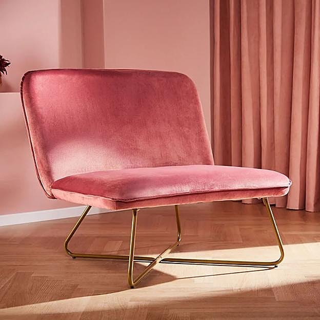 Imagen principal - El sillón de terciopelo de Lidl está rebajado a 124.99 euros; los bancos con almacenamiento, a 44.95 euros y los taburetes, 129 euros (dos piezas).