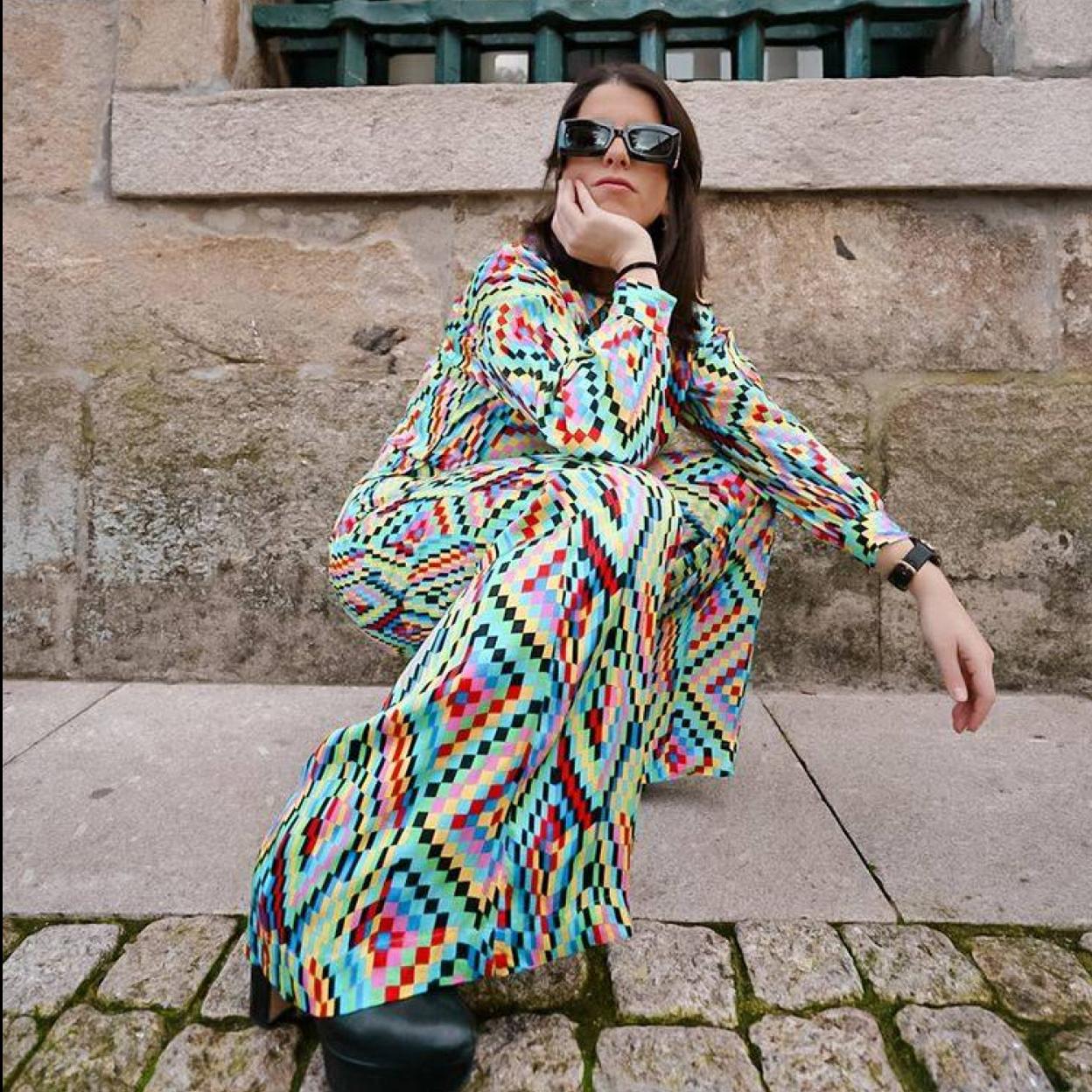 Pincha en la imagen para ver Rompe con la monotonía de los looks de invierno con los pantalones estampados de Mango que sientan de maravilla