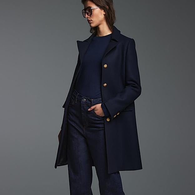 Imagen principal - Los abrigos son una de las mejores inversiones que puedes hacer en la rebajas de invierno. 1. Abrigo azul marino con botones dorados de Zara. 2. Abrigo azul empolvado con doble botonadura de Zara. 3. Abrigo rojo de corte midi de Zara. 