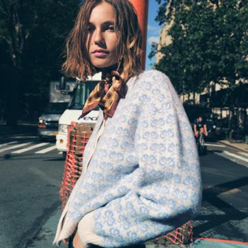 Imagen secundaria 1 - Jersey de punto con lana en color rosa de Zara. Cjaqueta estampada de punto de Zara. Jersey rojo con estampado jacquard de Zara. 