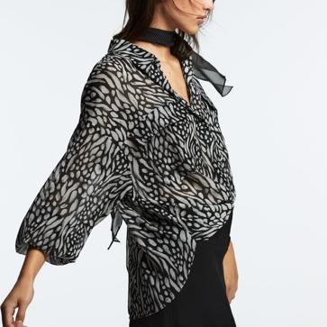 Imagen secundaria 1 - 1. Blusa con estampado de flores de Zara. 2. Blusa estampada en blanco y negro de Zara. 3. Blus ablanca con volantes de Zara. 