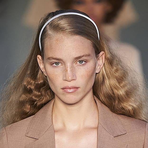 Imagen principal - Los accesorios para el cabello son un complemento son un complemento juevenil y divertido