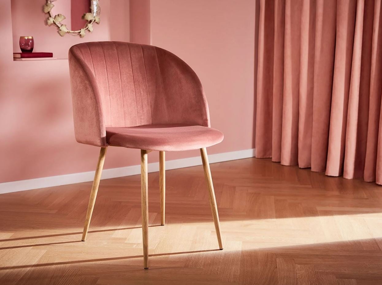 La silla más deseada de la temporada es esta de terciopelo rosa empolvada, perfecta para poner un toque elegante y glamouroso en tu salón comedor. Está rebajada a 38.99 euros en Lidl.