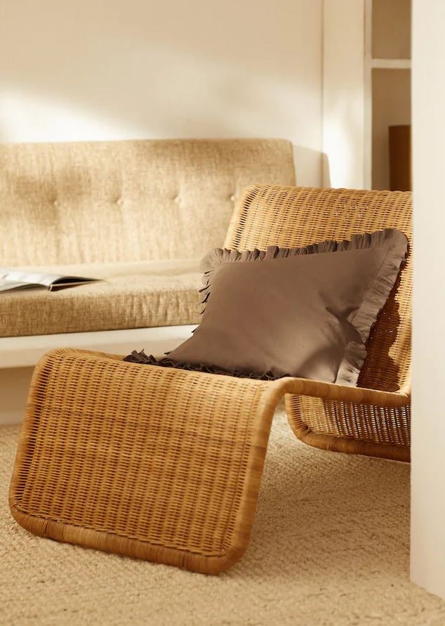 Esta elegante funda de cojín en marrón chocolate, que casa a la perfección con la tendencia que apuesta por los tonos neutros y tierra, está rebajada a mitad de precio en Mango Home y pasa de 15.99 a 7.99 euros.