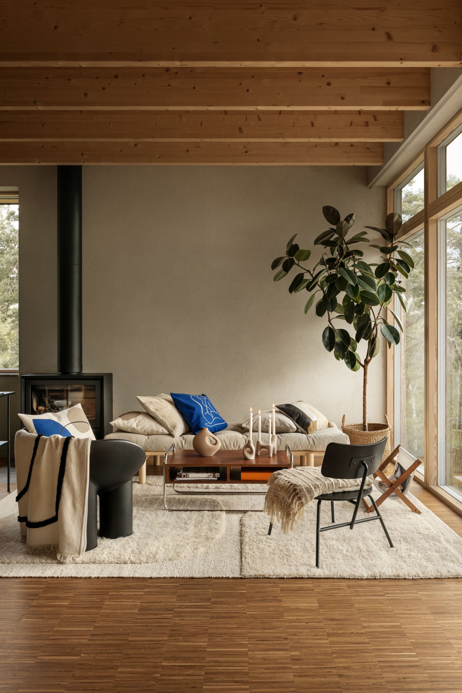 Esta silla tipo lounge de H&M Home pondrá una nota de diseño perfecta en tu salón. Está rebajada de 79.99 a 49.99 euros.