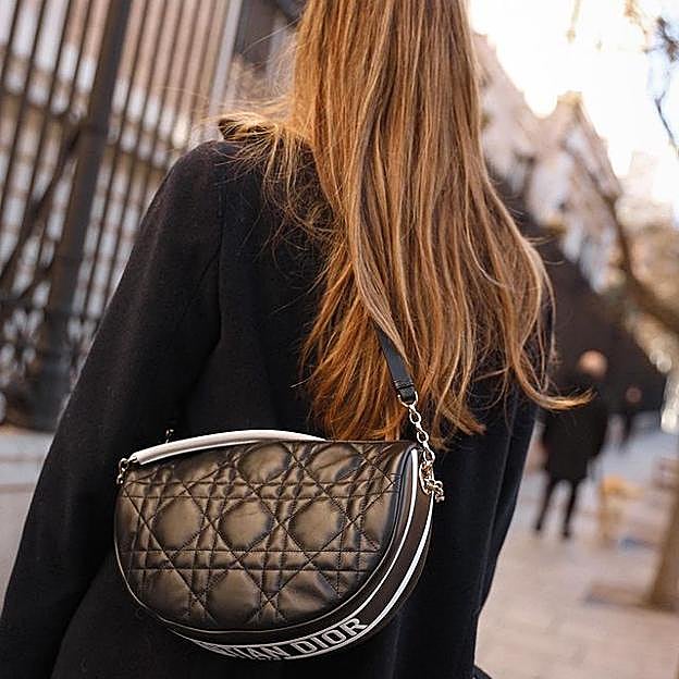 Imagen principal - Tenemos la copia low cost del bolso negro de lujo que le han traído los Reyes Magos a todas las famosas e influencers