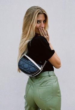 Imagen secundaria 2 - Tenemos la copia low cost del bolso negro de lujo que le han traído los Reyes Magos a todas las famosas e influencers