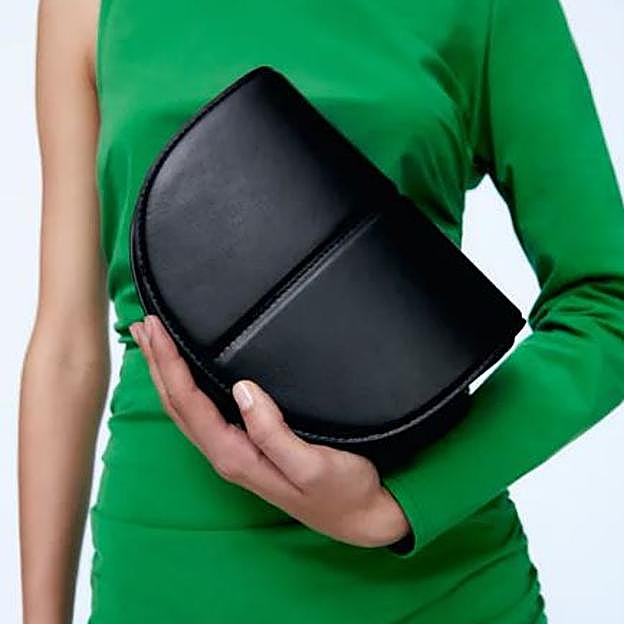 Imagen principal - Tenemos la copia low cost del bolso negro de lujo que le han traído los Reyes Magos a todas las famosas e influencers