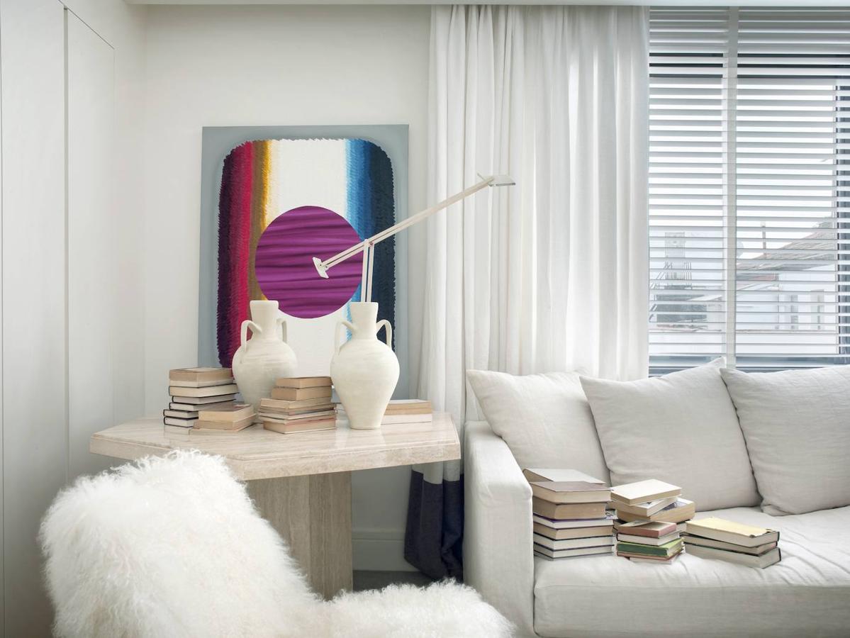 “Escoge piezas que focalicen tu mirada. Una casa con arte es una casa con personalidad y con vida. Las piezas deben ser protagonistas de las pinceladas de color. En la foto, cuadro Spin 2019 del artista Maíllo, en Galería Ponce+Robles. Los jarrones de barro blanco son de Coco”.
