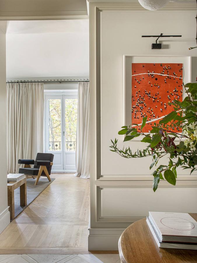 “Desde el inicio, es importante pensar en la iluminación para destacar todos los elementos, tanto decorativos como estructurales, y potenciar las piezas de mobiliario y de arte. En la foto, cuadro de Juan Genovés y butaca Capitol Complex de Cassina”.