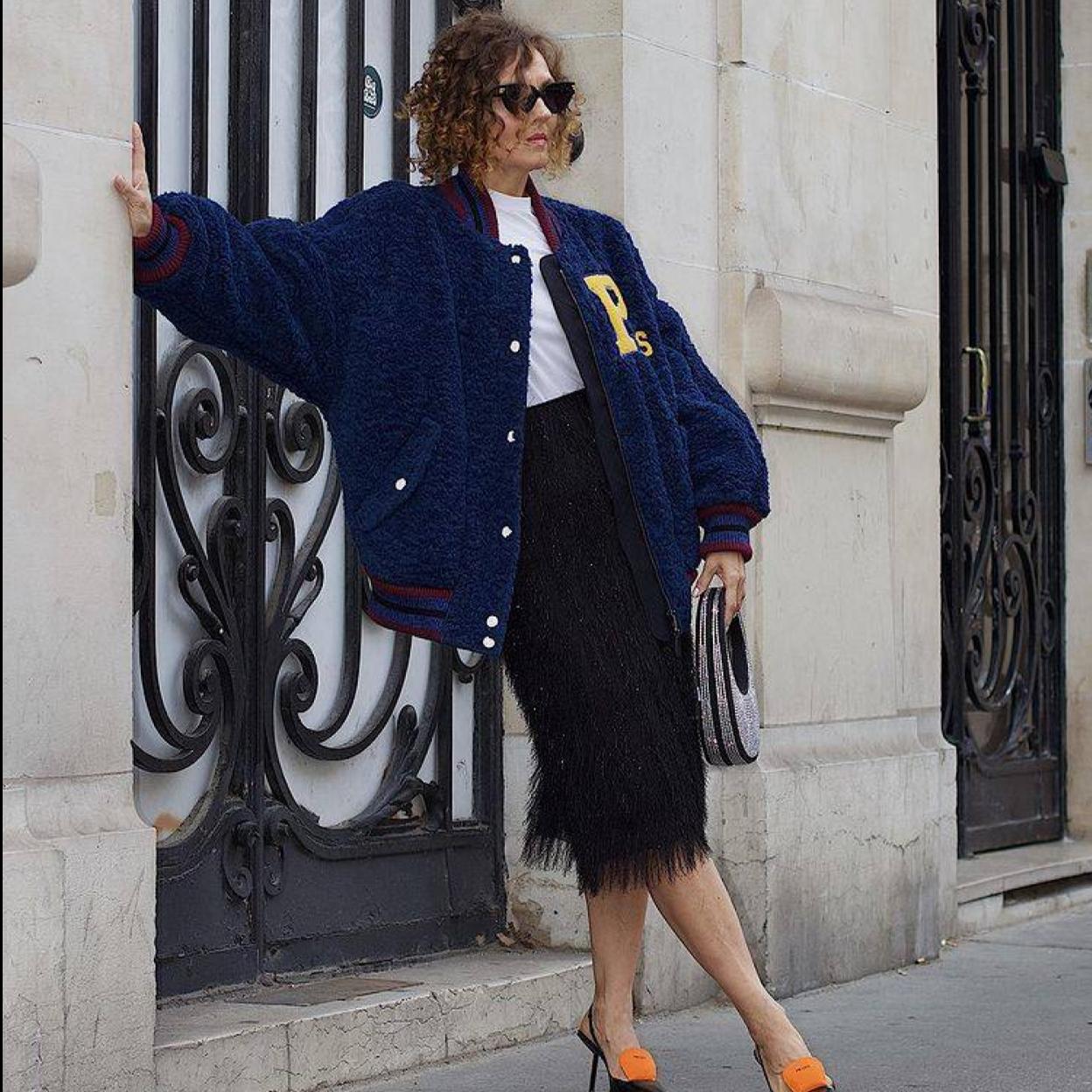 Pincha en la imagen para ver Acolchado, con efecto pelo o largo: 15 abrigos negros que combinan con todo y con los que vas a vestir a la última