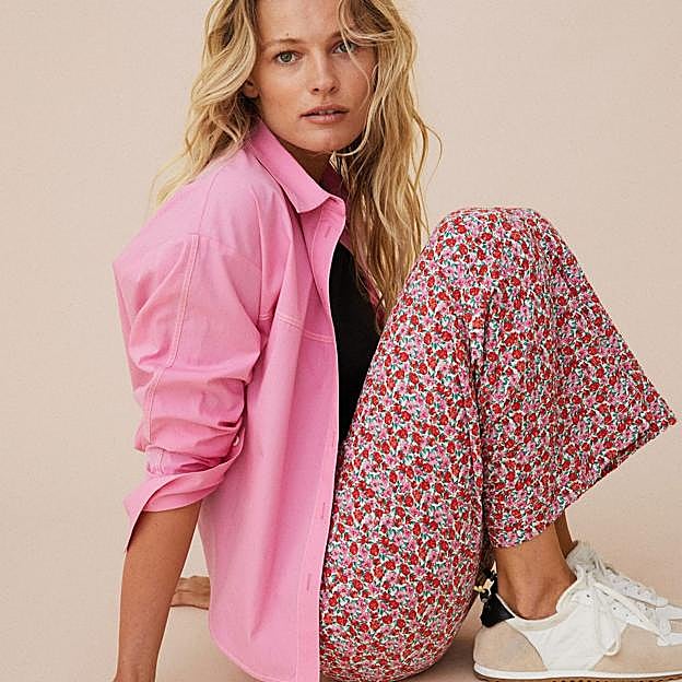 Imagen principal - Los vaqueros con estampados de flores seguirán triunfando en la primavera de 2022. 1. Vaqueros anchos de Mango (22,99 euros). 3. Vaqueros blancos con print floral de Stradivarius (15,99 euros). 3. Peto estampado de Stradivarius (15,99 euros). 