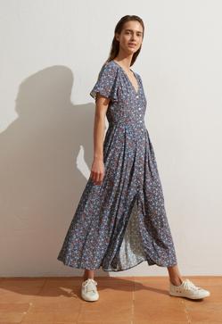 Imagen secundaria 2 - Los vestidos no puedes faltar en esta lista de rebajas de primavera. 1. Vestido de crochet en azul y beige de Zara (49,99 euros). 2. Vestido con botones y estampado de lunares de Mango (29,99 euros). 3. Vestido fluido con estampado de flores de Oysho (19,99 euros). 