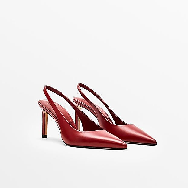 Imagen principal - Los zapatos que llevarás sin parar cuando suban las temperaturas los puedes conseguir ahora con descuento. 1. Zapatos destalonados de color rojo de Mango (49,99 euros). 2. Mocasines en color topo de Massimo Dutti (59,99 euros). 3. Bailarinas en color caramelo de Pull & Bear (15,99 euros). 