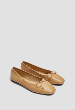 Imagen secundaria 2 - Los zapatos que llevarás sin parar cuando suban las temperaturas los puedes conseguir ahora con descuento. 1. Zapatos destalonados de color rojo de Mango (49,99 euros). 2. Mocasines en color topo de Massimo Dutti (59,99 euros). 3. Bailarinas en color caramelo de Pull & Bear (15,99 euros). 