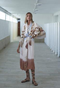 Imagen secundaria 2 - Bolsos trenzados o a todo color y prendas especiales como una chaqueta kimono con bordados. Bolso estilo shopper de color gris de Oysho (29,99 euros). 2. Mini bolso en color turquesa de Zara (12,99 euros) . Chaqueta larga con bordados de Zara (69,99 euros). 