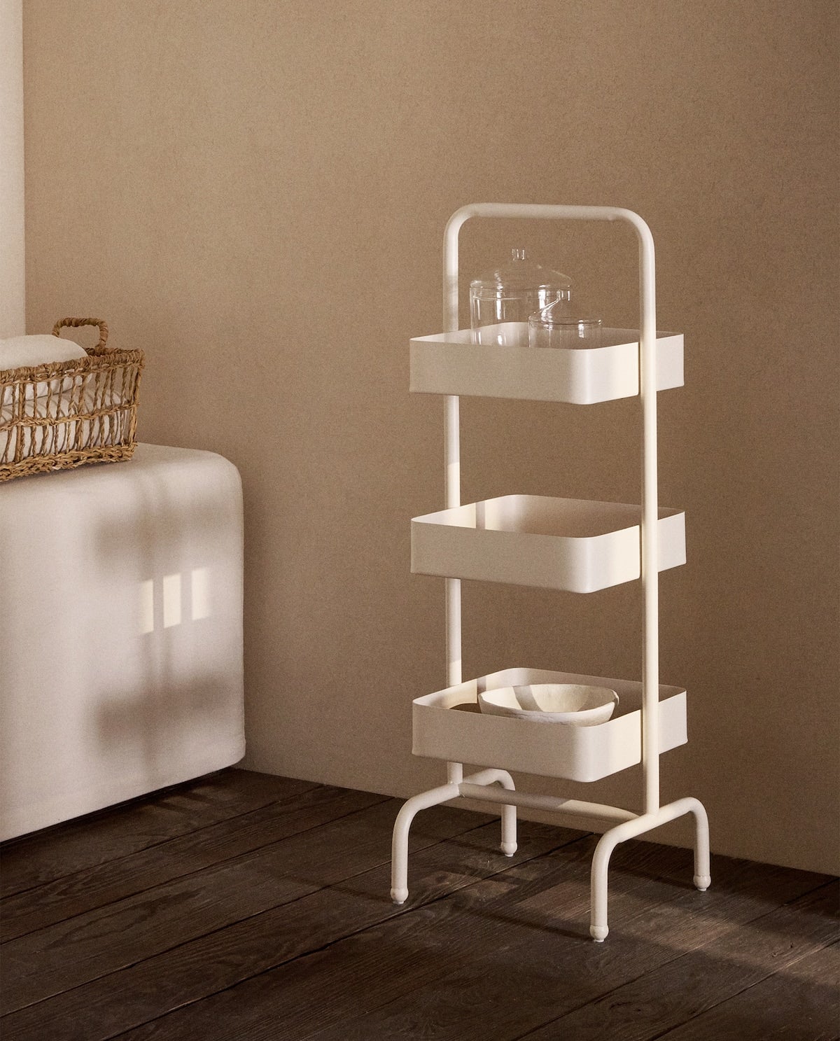 Fácil de mover y muy práctico, este mueble auxiliar de Zara Home sirve tanto para el baño como para la cocina. Está rebajado a 59.99 euros.