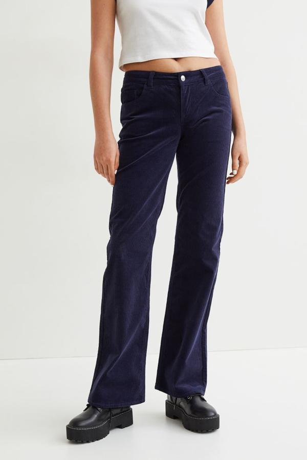 En pana elástica de algodón, este pantalón de H&M en azul marino viene con perneras acampanadas y es de talle bajo. Cuesta 24,99 euros. 