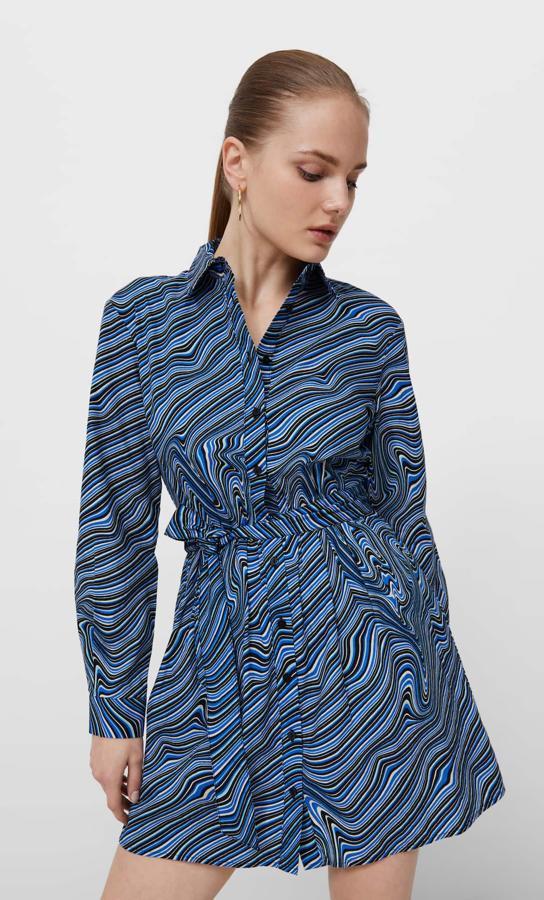 En varios tonos de azul con estampado de ondas, este vestido camisero corto con botonadura frontal, cuello de solapa y cinturón de lazada a tono costaba 22,99 euros y ahora está disponible entre las tallas XS y XL por 15,99 euros. 