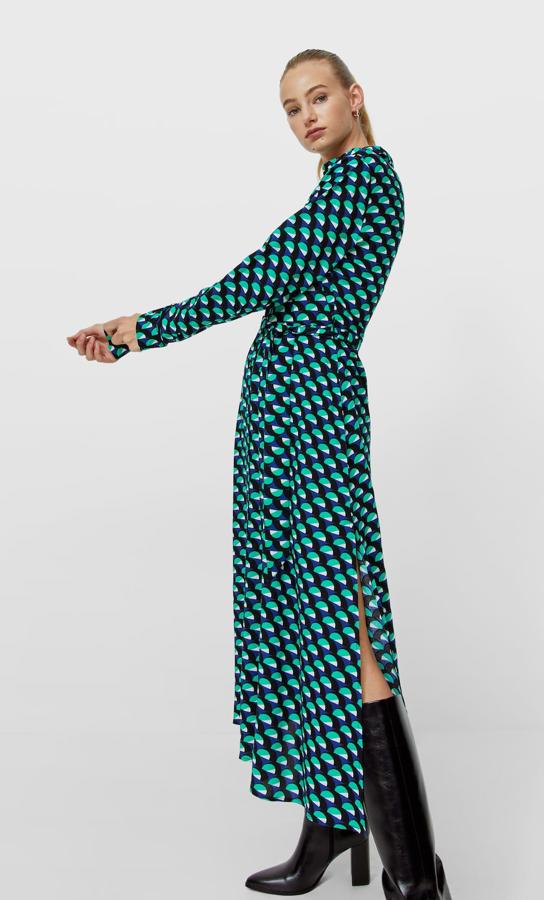 Estampado en verde esmeralda y blanco sobre azul marino para este vestido camisero con cuello solapa y cinturón de lazada a tono. Tiene abertura lateral en el bajo y puños abotonados y de 25,99 euros ha pasado a 15,99 euros. Podemos encontrarlo entre las tallas XS y L. 