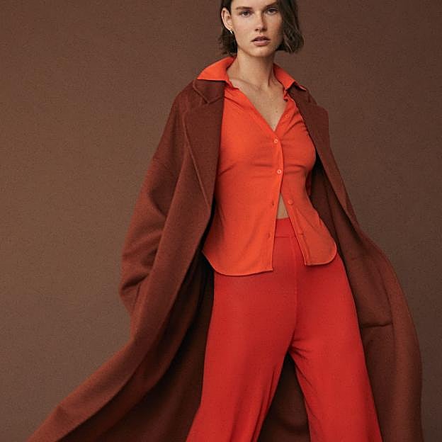 Imagen principal - El rojo anaranjado es otra de las combinaciones estrella de la nueva temporada. 1. Pantalón ancho de punto de Mango (25,99 euros). 2. Jersey de punto con rayas de Mango (39,99 euros). 3. Camisa de corte masculino de Mango (25,99 euros). 