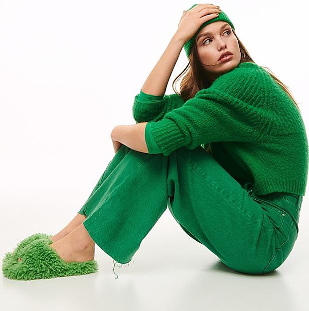 Imagen principal - El verde es otro de los colores elegidos para protagonizar la nueva colección de Mango. 1. Sandalias de pelo de Mango (29,99 euros). 2. Jersey de rayas en tonos verdes de Mango (39,99 euros). 3. Vaqueros anchos de Mango (39,99 euros). 