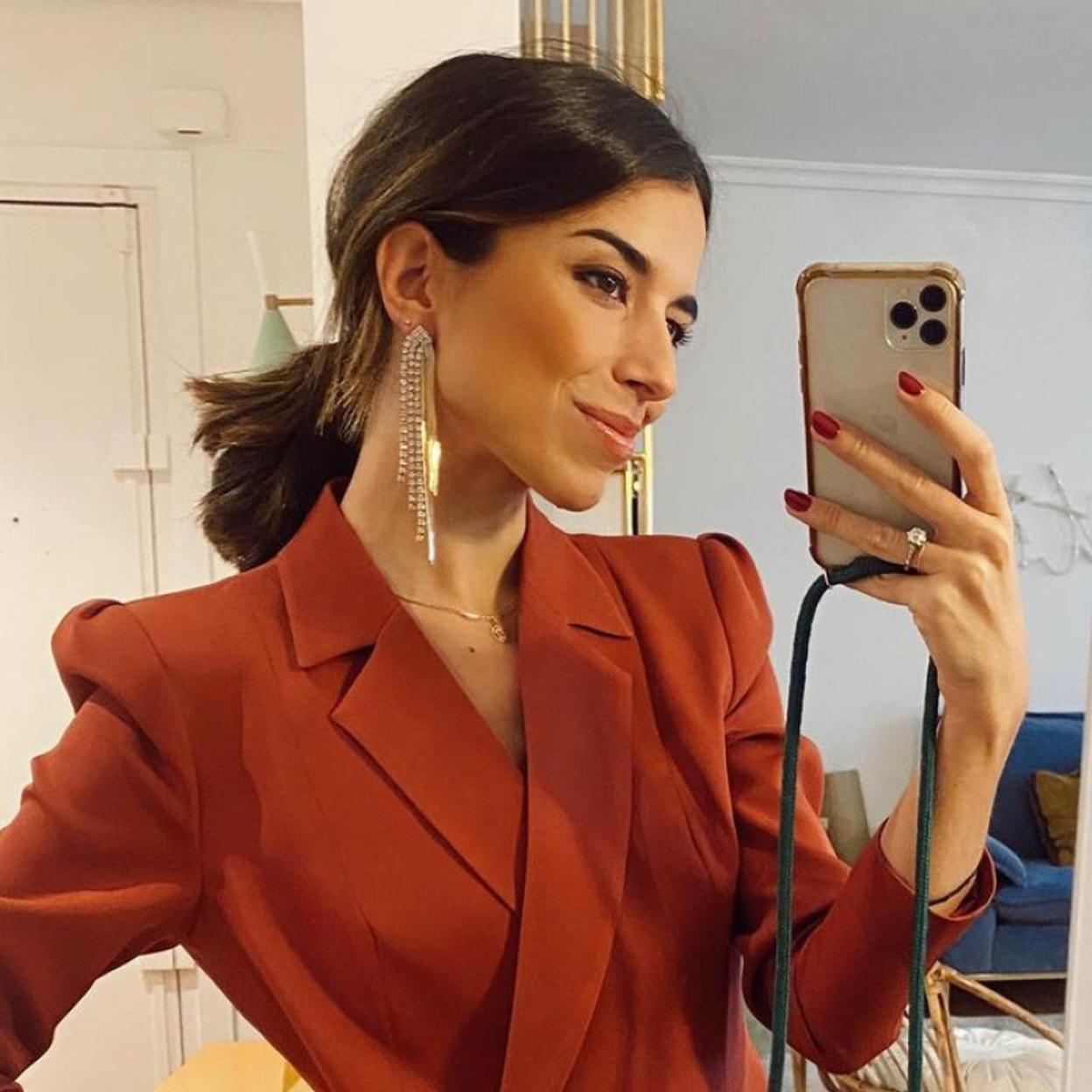 Laura Corsini posando con prendas de su marca de moda