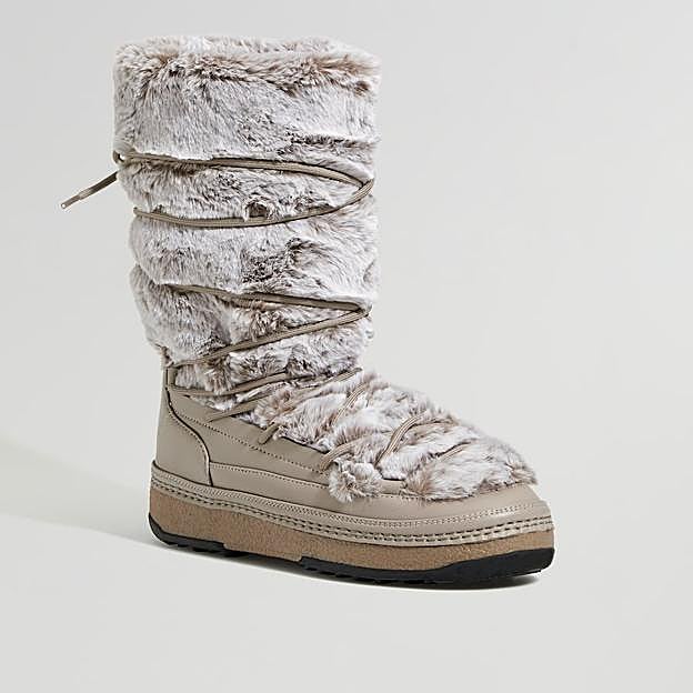 Imagen principal - De Lefties a Oysho: el truco de Olivia Palermo para ir con estilo en invierno son estos botines tan calentitos y aptos para futuras Filomenas