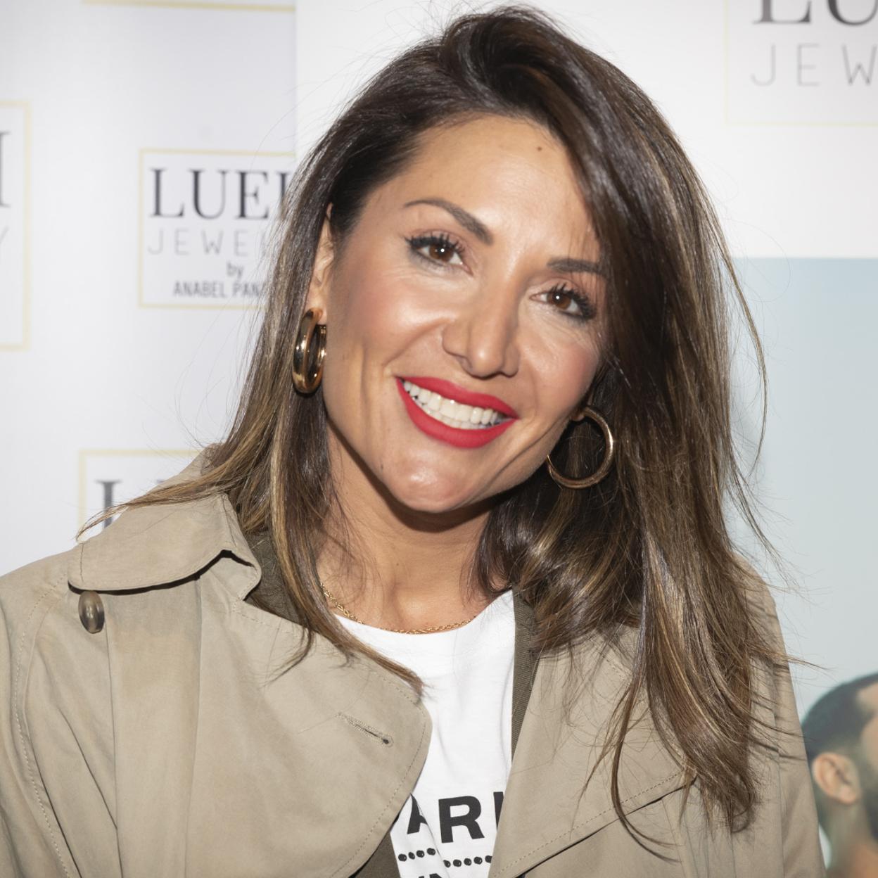 Ficha la original camisa blanca de Zara de Nagore Robles que está baratísima en las rebajas y disponible en todas las tallas