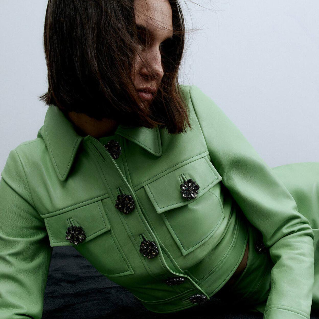 Pincha en la imagen para ver Jerséis, pantalones, vestidos… Los básicos en verde que hemos fichado para sumarnos en las rebajas al color tendencia de la temporada