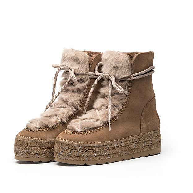 Imagen principal - De Lefties a Oysho: el truco de Olivia Palermo para ir con estilo en invierno son estos botines tan calentitos y aptos para futuras Filomenas