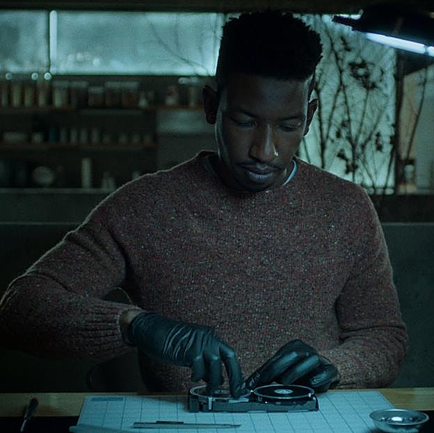 Mamoudou Athie en una secuencia de Archivo 81.