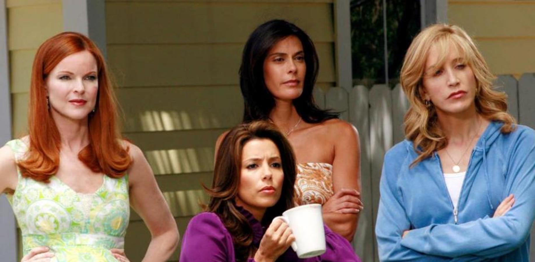 El ficticio vecindario de Wisteria Lane es el lugar en el que transcurre esta dramedia estadounidense centrada en cuatro mujeres que se enfrentan a un misterio mientras sobreviven al día a día de sus vidas familiares. Romances, divorcios, hijos rebeldes y secretos son los ingredientes principales de esta producción protagonizada por Felicity Huffman, Eva Longoria, Tery Hatcher y Marcia Cross que podemos encontrar en Amazon Prime Video, con 8 temporadas y 180 episodios. 