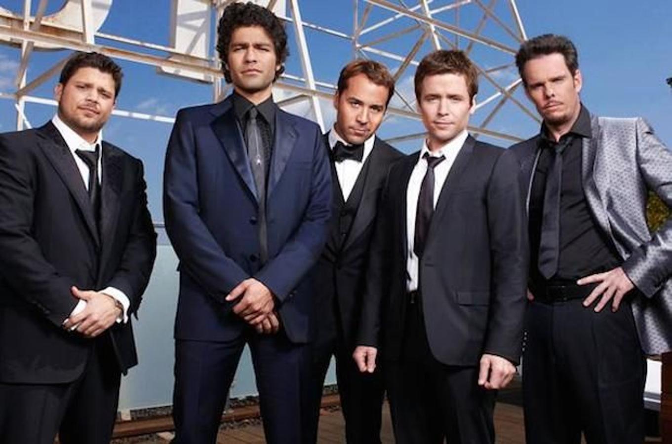 Otro de los clásicos de HBO, en este caso perteneciente al género de la comedia, es esta producción centrada en una estrella de cine, sus amigos y su agente. Muchas fiestas, muchas chicas, mucha testosterona y los entresijos de la industria del cine en 8 temporadas y 96 episodios. 