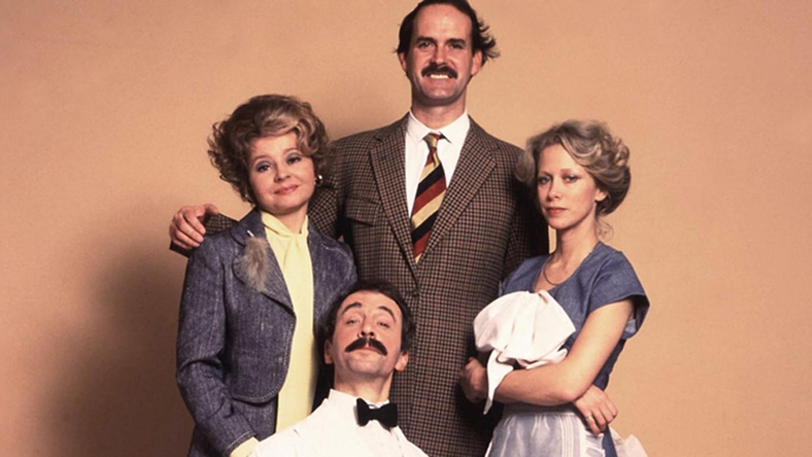 La más antigua, y la más corta, de nuestra selección es esta producción escrita y protagonizada por John Cleese y Connie Booth y que transcurre en un pequeño hotel rural de Inglaterra. Descacharrante y divertida, está en la lista de los mejores programas de televisión de su país y es una de las mejores sitcoms británicas de todos los tiempos. Imprescindible si disfrutaste con The White Lotus, por aquello de la ambientación hotelera, está compuesta por 2 temporadas y 12 episodios que saben a poco, y podemos encontrarla en Filmin.